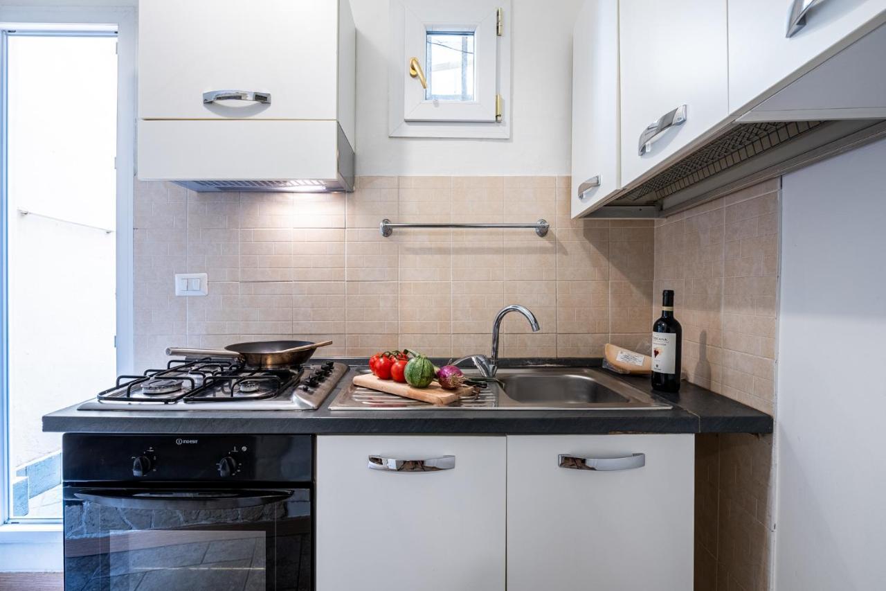 Student's Apartment-simple&basic In The Center Of Appartement